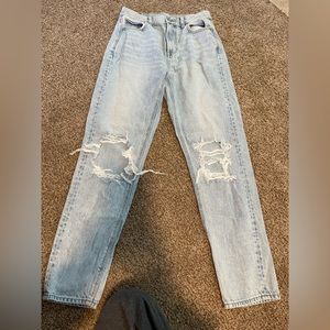 AMERICAN EAGLE MOM JEANS